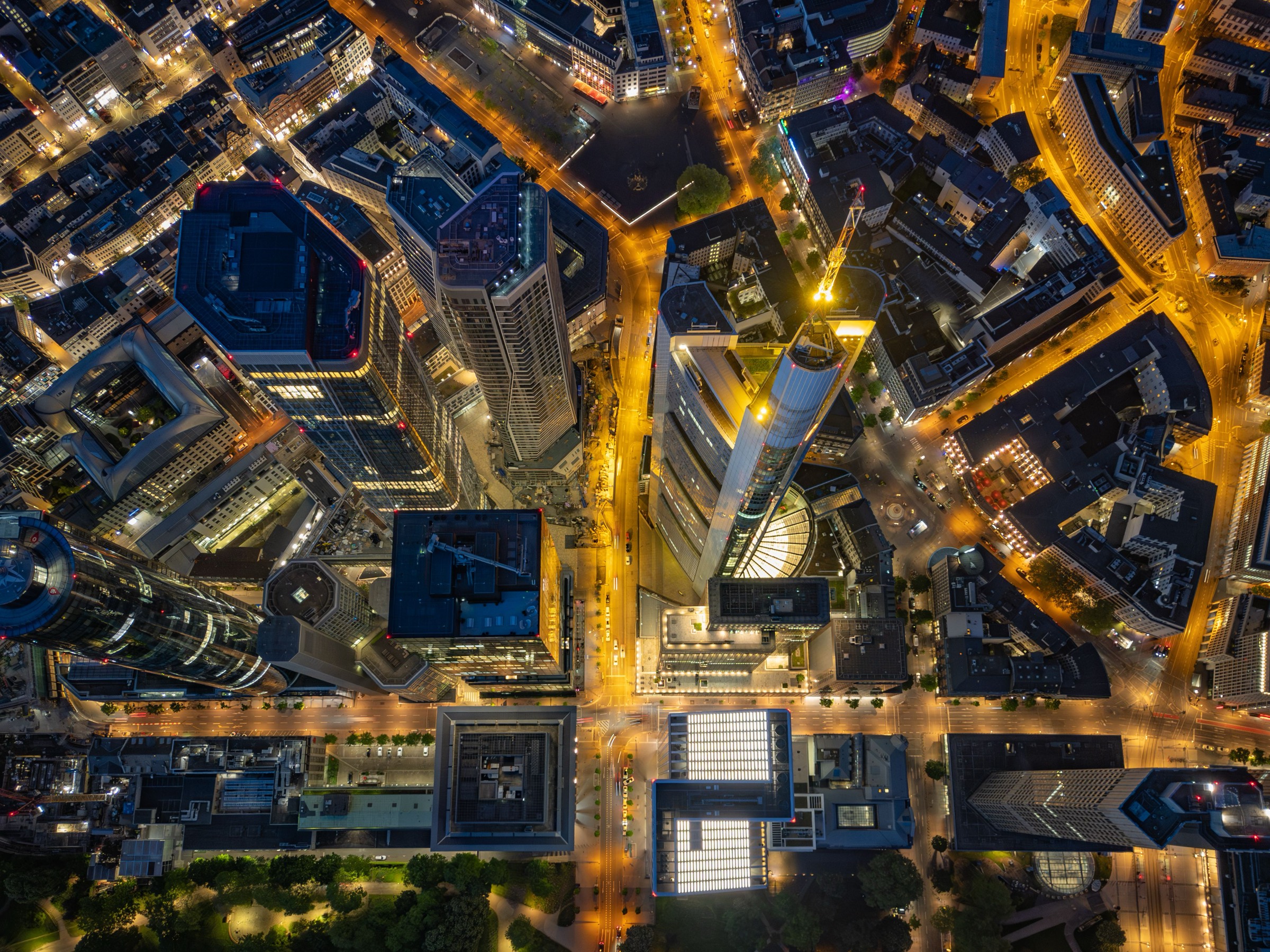 Luftaufnahme von Frankfurts Bankenviertel bei Nacht